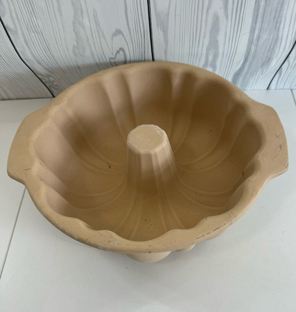 The Pampered Chef Family Heritage Collection Stoneware 10" Fluted Bundt Pan